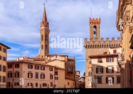 Mittelalterlicher Platz (Piazza di San Firenze) mit Glockentürmen im historischen Zentrum von Florenz, Italien Stockfoto