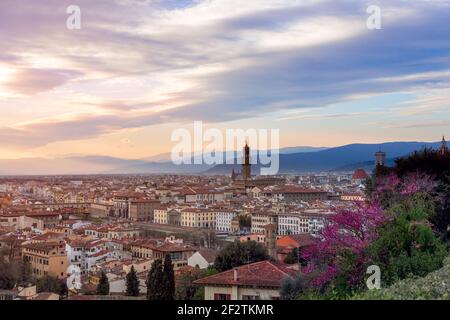 Atemberaubender Sonnenuntergang über Florenz, Panoramablick auf das historische Zentrum. Toskana, Italien Stockfoto