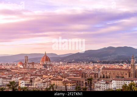 Atemberaubender Sonnenuntergang über dem historischen Zentrum von Florenz und der berühmten Kathedrale (Duomo Santa Maria Del Fiore) Toskana, Italien Stockfoto