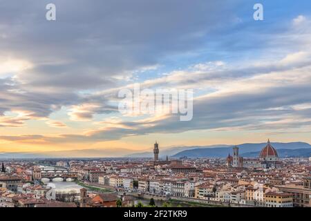 Schöner Sonnenuntergang über Florenz mit Wahrzeichen. Palazzo Vecchio, Kathedrale Von Florenz, Ponte Vecchio. Toskana, Italien Stockfoto