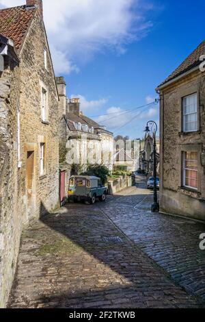 Blick auf die mittelalterliche gepflasterte sanfte Straße in Frome, Somerset, Großbritannien am 13. März 2021 Stockfoto