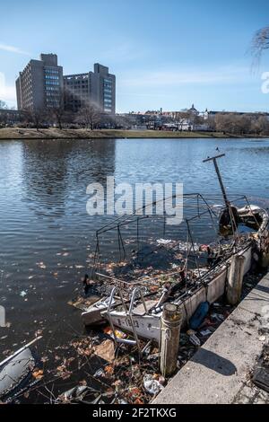 Urbanhafen, defektes Bott, Müll, Umweltveränderung, Urbankkrankenhaus, Berlin-Kreuzberg Stockfoto