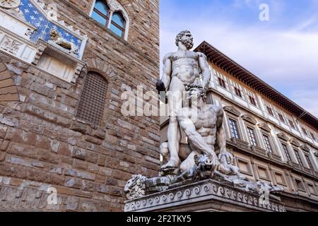 Skulptur des Herkules und des Cacus von Baccio Bandinelli am Eingang des Palazzo Vecchio auf der Piazza della Signoria, Florenz, Italien. Stockfoto