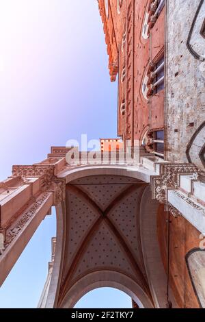 Haupteingang zum Palazzo Pubblico in Siena. Toskana, Italien Stockfoto