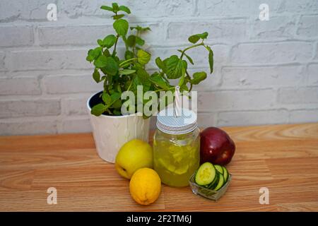 Gurkenapfel Holunderlemonade im Glas. Leckere und fruchtige Limonade im Glas angeordnet Stockfoto