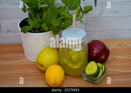 Gurkenapfel Holunderlemonade im Glas. Leckere und fruchtige Limonade im Glas angeordnet Stockfoto