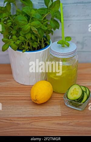 Gurkenapfel Holunderlemonade im Glas. Leckere und fruchtige Limonade im Glas angeordnet Stockfoto