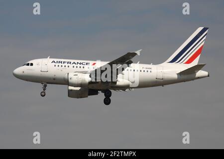 Air France Airbus A318-100 mit Registrierung F-GUGE im Finale für Start- und Landebahn 25L des Frankfurter Flughafens. Stockfoto