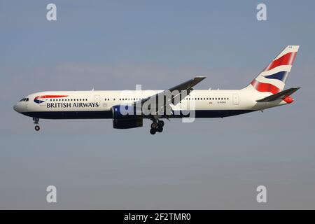 British Airways Boeing 767-300 mit Registrierung G-BZHA im Finale für Start- und Landebahn 25L des Frankfurter Flughafens. Stockfoto