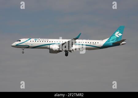 Italian Air Dolomiti Embraer 195 mit Registrierung I-ADJS im Finale der Start- und Landebahn 25L des Frankfurter Flughafens. Stockfoto