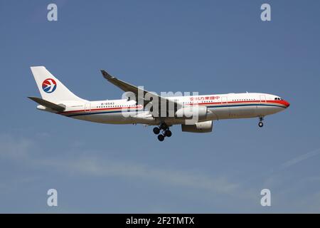 China Eastern Airlines Airbus A330-200 mit Registrierung B-6543 im Finale für Start- und Landebahn 07R des Frankfurter Flughafens. Stockfoto