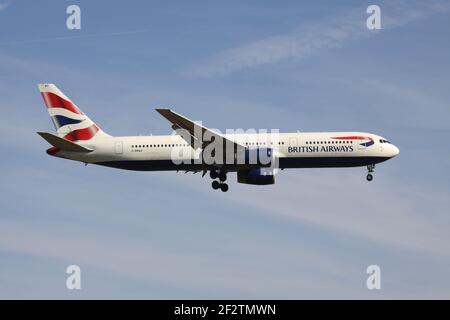 British Airways Boeing 767-300 mit Registrierung G-BNWZ im Finale für Start- und Landebahn 07R des Frankfurter Flughafens. Stockfoto