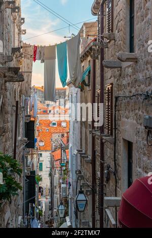 Wäscherei hängt über einer engen Straße in Dubrovnik, Kroatien Stockfoto