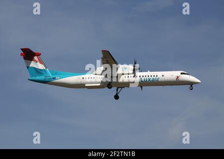 Luxair Bombardier Dash 8 Q400 mit Registrierung LX-LGC im Finale für die Start- und Landebahn 07R des Frankfurter Flughafens. Stockfoto