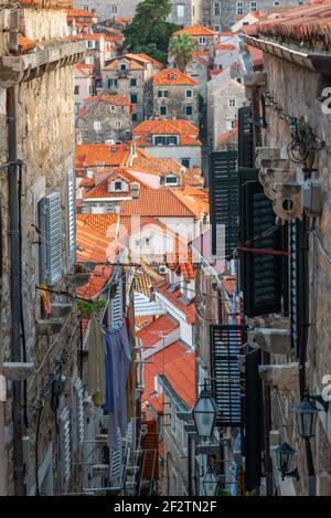 Wäscherei hängt über einer engen Straße in Dubrovnik, Kroatien Stockfoto