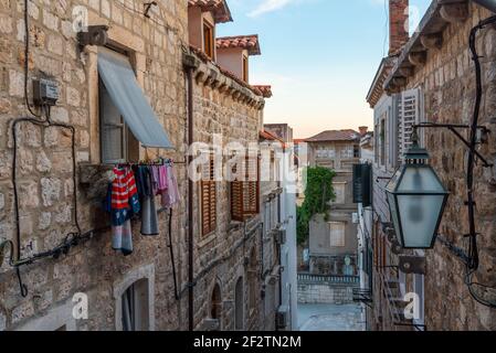 Wäscherei hängt über einer engen Straße in Dubrovnik, Kroatien Stockfoto