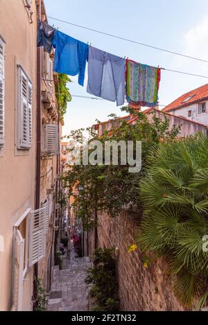 Wäscherei hängt über einer engen Straße in Dubrovnik, Kroatien Stockfoto