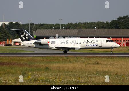 Slowenisch Adria Airways Bombardier CRJ200 in Star Alliance Lackierung mit Registrierung S5-AAG auf Startbahn 18 des Frankfurter Flughafens. Stockfoto