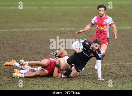 Alex Cuthbert von Exeter Chiefs (Mitte) in Aktion während des Spiels der Gallagher Premiership in Sandy Park, Exeter. Stockfoto