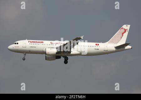 Tunisair Airbus A320-200 mit Registrierung TS-IMB im Finale für Start- und Landebahn 25L des Frankfurter Flughafens. Stockfoto