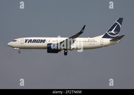 Rumänische Tarom Boeing 737-800 mit Registrierung YR-BGS im Finale für Start- und Landebahn 07R des Frankfurter Flughafens. Stockfoto