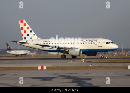 Croatia Airlines Airbus A 319-100 mit der Registrierung 9A-CTL auf der Startbahn 18 (Startbahn West) des Frankfurter Flughafens. Stockfoto