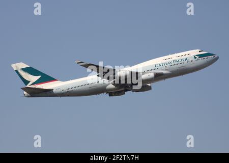 Cathay Pacific Boeing 747-400 mit Registrierung B-HOV flugzeuggetragenen am Frankfurter Flughafen. Stockfoto