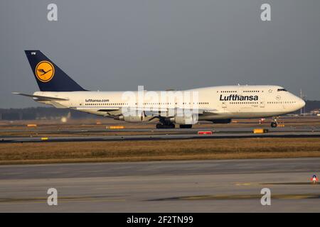 Deutsche Lufthansa Boeing 747-400 mit Registrierung D-ABVW auf dem Rollweg am Flughafen Frankfurt. Stockfoto