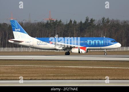 Der britische bmi Airbus A 320-200 mit der Registrierung G-MIDO landete gerade auf der Landebahn 07L des Frankfurter Flughafens. Stockfoto