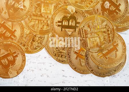 Top Down Ansicht, goldene Gedenkmünze btc - Bitcoin Kryptowährung - Münzen Haufen auf weißem Steinbrett, Nahaufnahme Detail Stockfoto