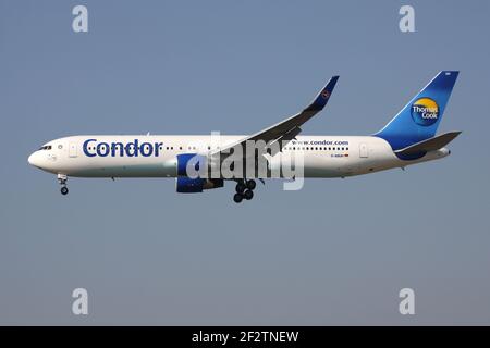 Deutsche Condor Boeing 767-300 mit Registrierung D-ABUH im Finale für Start- und Landebahn 25L des Frankfurter Flughafens. Stockfoto