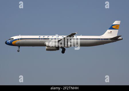 Deutscher Lufthansa Airbus A321-100 mit Registrierung D-AIRX in Retro-Lackierung auf Start- und Landebahn 25L des Frankfurter Flughafens. Stockfoto