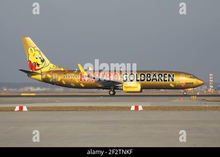 TUIfly Boeing 737-800 in spezieller Haribo Goldbären Lackierung mit Registrierung D-ATUD, die Startbahn 18 (Startbahn West) des Frankfurter Flughafens anlegt. Stockfoto