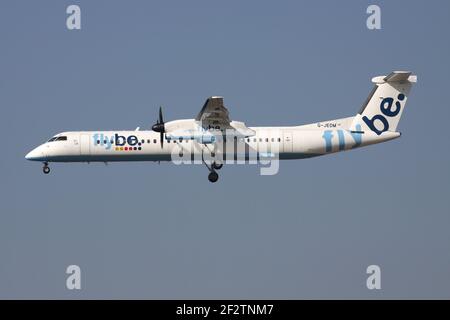 British flybe Bombardier Dash 8 Q400 mit Registrierung G-JEDM auf dem Finale für Start- und Landebahn 25L des Frankfurter Flughafens. Stockfoto