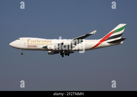 Emirates SkyCargo Boeing 747-400F mit Registrierung N415MC im Finale für Start- und Landebahn 25L des Frankfurter Flughafens. Stockfoto