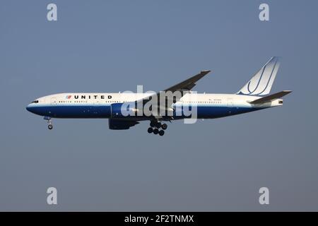 United Airlines Boeing 777-200 mit Registrierung N776UA im Finale für Start- und Landebahn 25L des Frankfurter Flughafens. Stockfoto