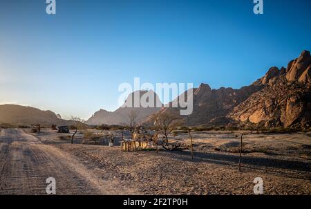 Unglaubliche Straßen namibias in der Nähe von spitzkoppe, Afrika Stockfoto