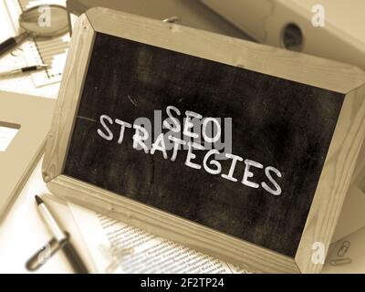 Hand gezeichnet SEO Strategien Konzept auf kleinen Tafel. Stockfoto