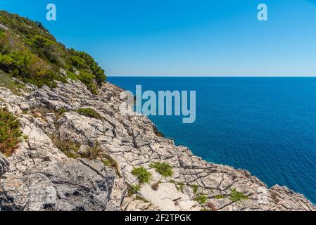 Klippen im Mljet Nationalpark in Kroatien Stockfoto