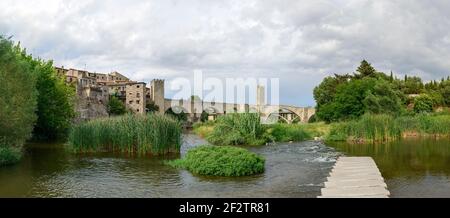 Malerischen Panoramablick auf der alten Brücke über den Fluss Fluvia in der mittelalterlichen Stadt Besalú, Katalonien, Spanien. Stockfoto