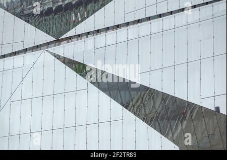 Moderne Geschäftsarchitektur mit Stahl- und Glasdach. Stockfoto