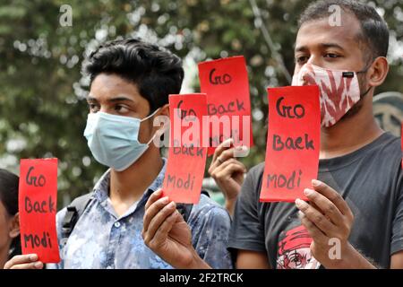 Dhaka, Dhaka, Bangladesch. März 2021, 13th. 13. März 2021 Studentenaktivisten zeigen eine rote Karte während eines Protestes gegen den Besuch des indischen Premierministers Norendra Modi in Bangladesch anlässlich der 50-jährigen Unabhängigkeit von Bangladesch.Quelle: Harun-or-Rashid/ZUMA Wire/Alamy Live News Stockfoto