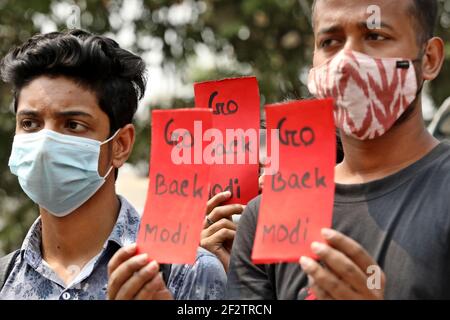 Dhaka, Dhaka, Bangladesch. März 2021, 13th. 13. März 2021 Studentenaktivisten zeigen eine rote Karte während eines Protestes gegen den Besuch des indischen Premierministers Norendra Modi in Bangladesch anlässlich der 50-jährigen Unabhängigkeit von Bangladesch.Quelle: Harun-or-Rashid/ZUMA Wire/Alamy Live News Stockfoto