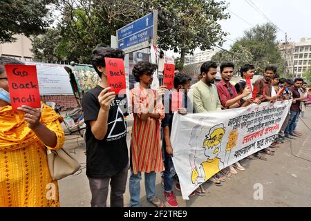 Dhaka, Dhaka, Bangladesch. März 2021, 13th. 13. März 2021 Studentenaktivisten zeigen eine rote Karte während eines Protestes gegen den Besuch des indischen Premierministers Norendra Modi in Bangladesch anlässlich der 50-jährigen Unabhängigkeit von Bangladesch.Quelle: Harun-or-Rashid/ZUMA Wire/Alamy Live News Stockfoto