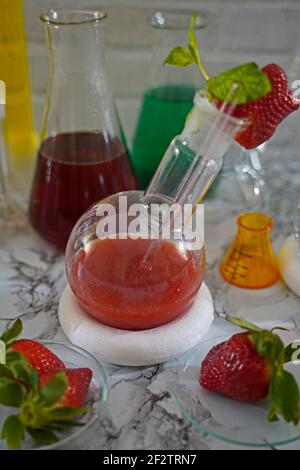 16clR SL Strawberry Rum Laborcocktail. Leckere Cocktails im Labor zubereitet und serviert Stockfoto