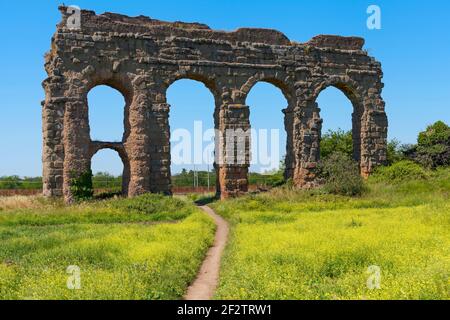 Ruinen im parco degli acquedotti Rom, Italien Stockfoto