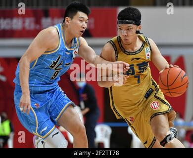 (210313) -- ZHUJI, 13. März 2021 (Xinhua) -- Li Hongpeng (R) von Nanjing Monkey Kings dribbelt an Lei Meng von Beijing Ducks vorbei während des 45th-Runden-Spiels zwischen Nanjing Monkey Kings und Beijing Ducks in der Saison 2020-2021 der Chinese Basketball Association (CBA) Liga in Zhuji, Ostchina Zhejiang Provinz, 13. März 2021. (Xinhua/Hu Huhu) Stockfoto