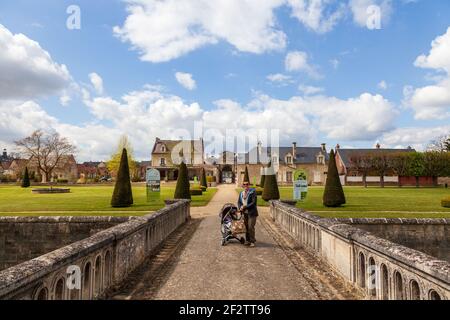 Eine Dame mit Kinderwagen auf den Gärten von Chateau de Blerancourt im Mayenne-Departement Picardie, Frankreich Stockfoto