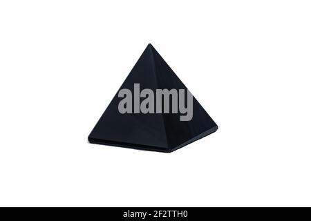 Schwarze Pyramide aus Obsidian Stein. Isoliert auf weißem Hintergrund. Stockfoto