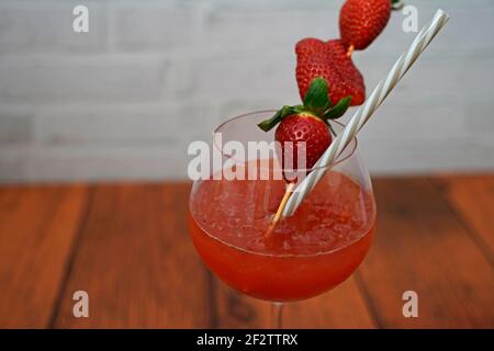 Erdbeer Gin und Tonic Cocktail im Glas. Leckere und fruchtige Cocktails in Gläsern serviert Stockfoto
